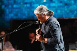 Raven Chacon hace sonar la historia de la tierra