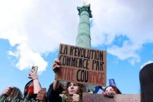 Hyperallergic reúne imágenes de las protestas estudiantiles en Francia