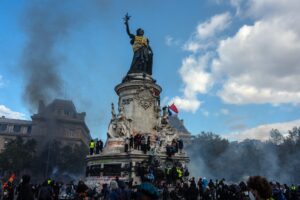 Estudiantes franceses intervienen monumentos públicos en protesta, según Hyperallergic