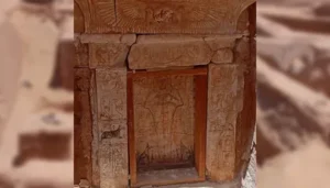 Hallan en Egipto una tumba de adobe con una elegía de 19 líneas a un padre