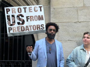 Arrecian las protestas contra Leon Black, fideicomisario del MoMA, según Hyperallergic