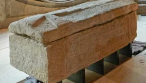 Un sarcófago romano hallado en Westminster Abbey en 1869 pudo ser reutilizado para un abad, según…
