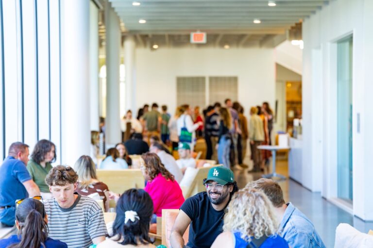 La Escuela de Arte de la Universidad de Arkansas abre postulaciones para posgrados sin costo de m…